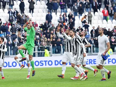 Pemain Juventus merayakan kemenangannya usai mengalahkan Sassuolo dalam pertandingan Liga Italia Serie A di Stadion Allianz di Turin, Italia (4/2). Juventus menang telak 7-0 atas Sassuolo pada pertandingan ke-23 Serie A.(Alessandro Di Marco / ANSA via AP)