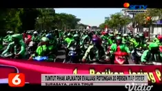 Ribuan ojek online yang tergabung dalam Front Driver Online Tolak Aplikator Nakal (Frontal) melakukan unjuk rasa menyampaikan aspirasinya.Ribuan ojek online bergerak dari jalan A. Yani hingga Jalan Gubernur Suryo untuk menyampaikan sejumlah tuntutann...