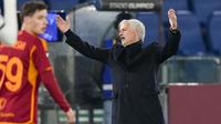 Ekspresi kecewa pelatih AS Roma, Jose Mourinho saat laga lanjutan Liga Italia 2023/2024 melawan Atalanta di Olympic Stadium, Roma, Italia, Senin (08/01/2024) dini hari WIB. (AP Photo/Andrew Medichini)