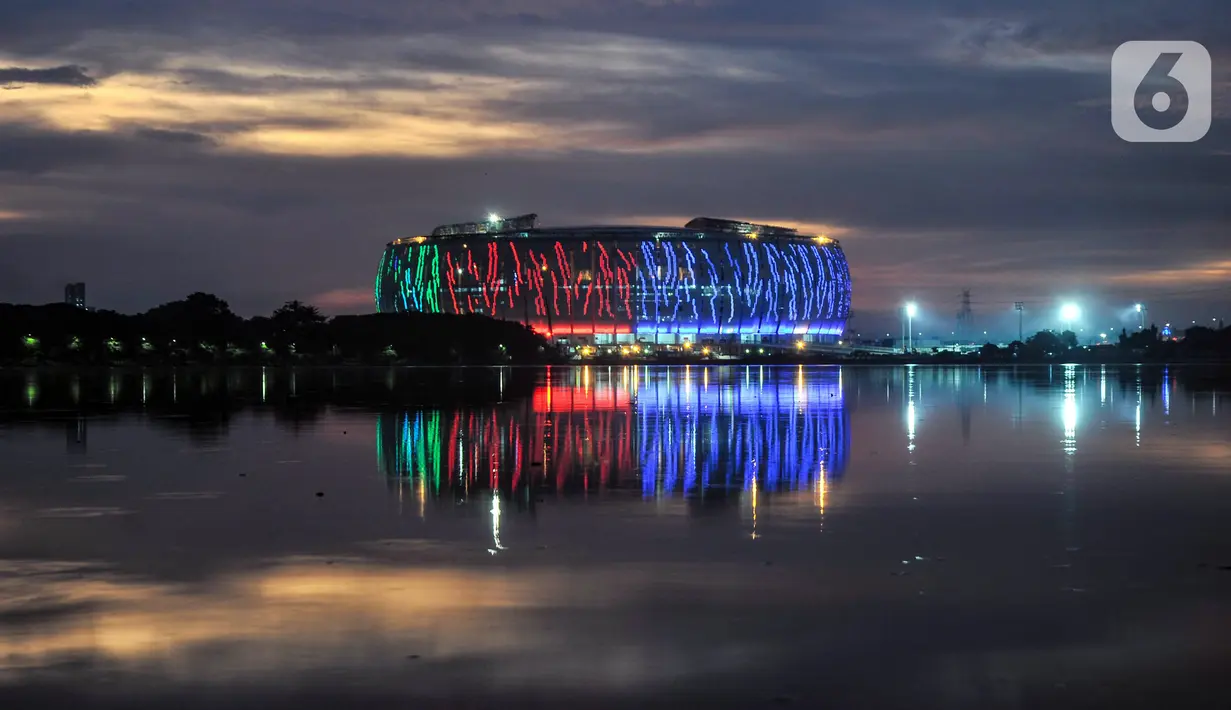 Warna-warni lampu Jakarta International Stadium (JIS) terlihat dari Waduk Cincin, Papanggo, Jakarta Utara, Rabu (16/3/2022). Gemerlapnya warna-warni lampu stadion kebanggaan Ibu Kota ini menjadi daya tarik warga yang melintas di kawasan tersebut. (merdeka.com/Iqbal S. Nugroho)