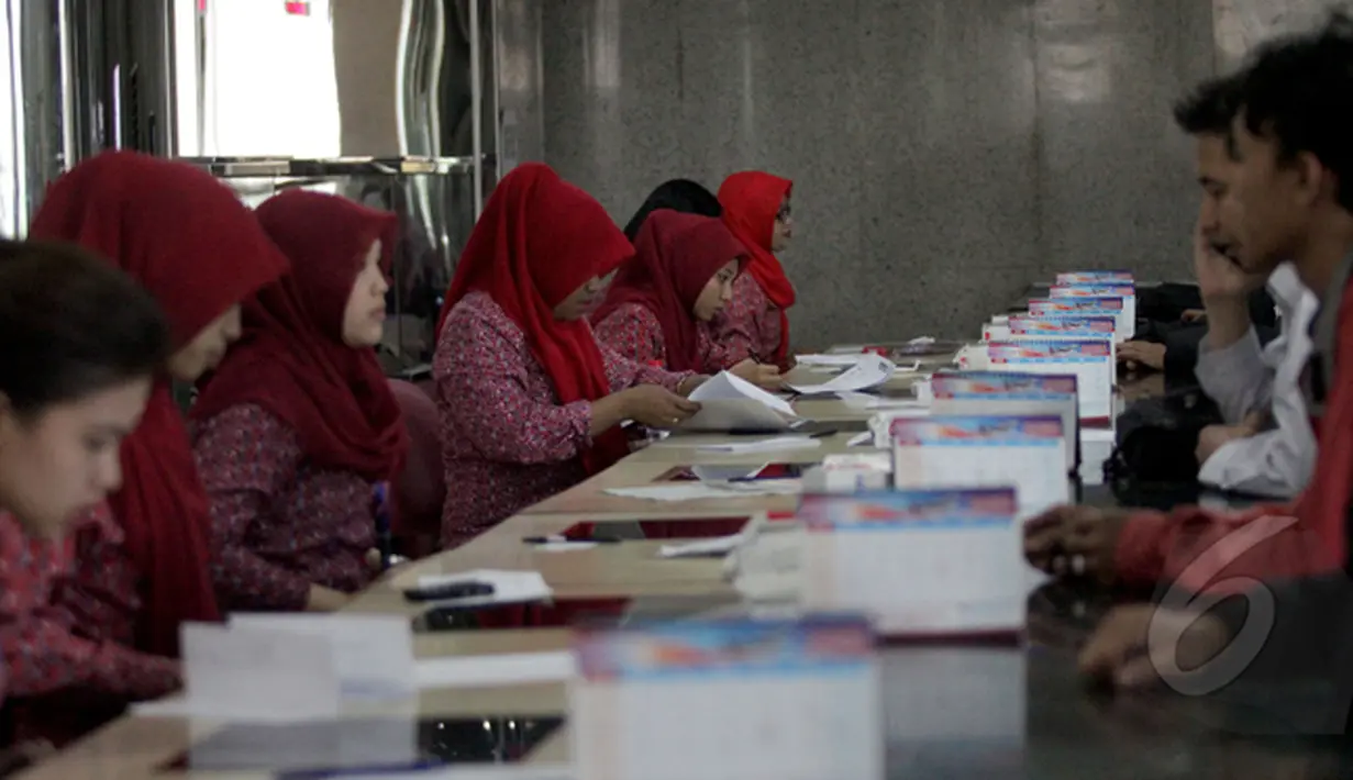 Sejumlah petugas melayani pelanggan di kantor pusat Lion Air, Jakarta, Senin (23/2/2015). Keadaan kantor pusat Lion Air terlihat kondusif usai insiden delay beberapa hari lalu. (Liputan6.com/Faizal Fanani)