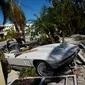 Sebuah mobil terlihat usai diterjang Badai Ian di Pantai Fort Myers, Florida, Amerika Serikat, 30 September 2022. Bisnis-bisnis di dekat pantai sepenuhnya hancur, hanya menyisakan puing-puing yang berserakan. (AP Photo/Rebecca Blackwell)