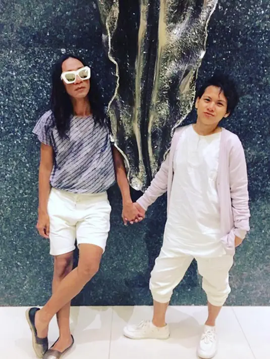 "Kalau mau hadir pun nggak kuat ya. Takutnya nanti mendengar malah nangis-nangis lagi. Jadi ya sudah lah. Jadi Evelyn nggak hadir. Diwakilkan kita aja," timpal Henry Indraguna. (Instagram/ev0124)