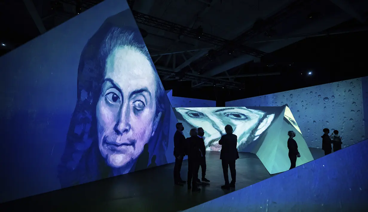 Siluet orang-orang saat menghadiri pratinjau pameran imersif Imagine Picasso di mana lebih dari 200 karya Pablo Picasso diproyeksikan di layar dan struktur tiga dimensi, di Vancouver, British Columbia, Selasa (26/10/2021) Pameran dibuka Rabu dan berlangsung hingga 8 Januari 2022. (Darryl Dyck/The Ca
