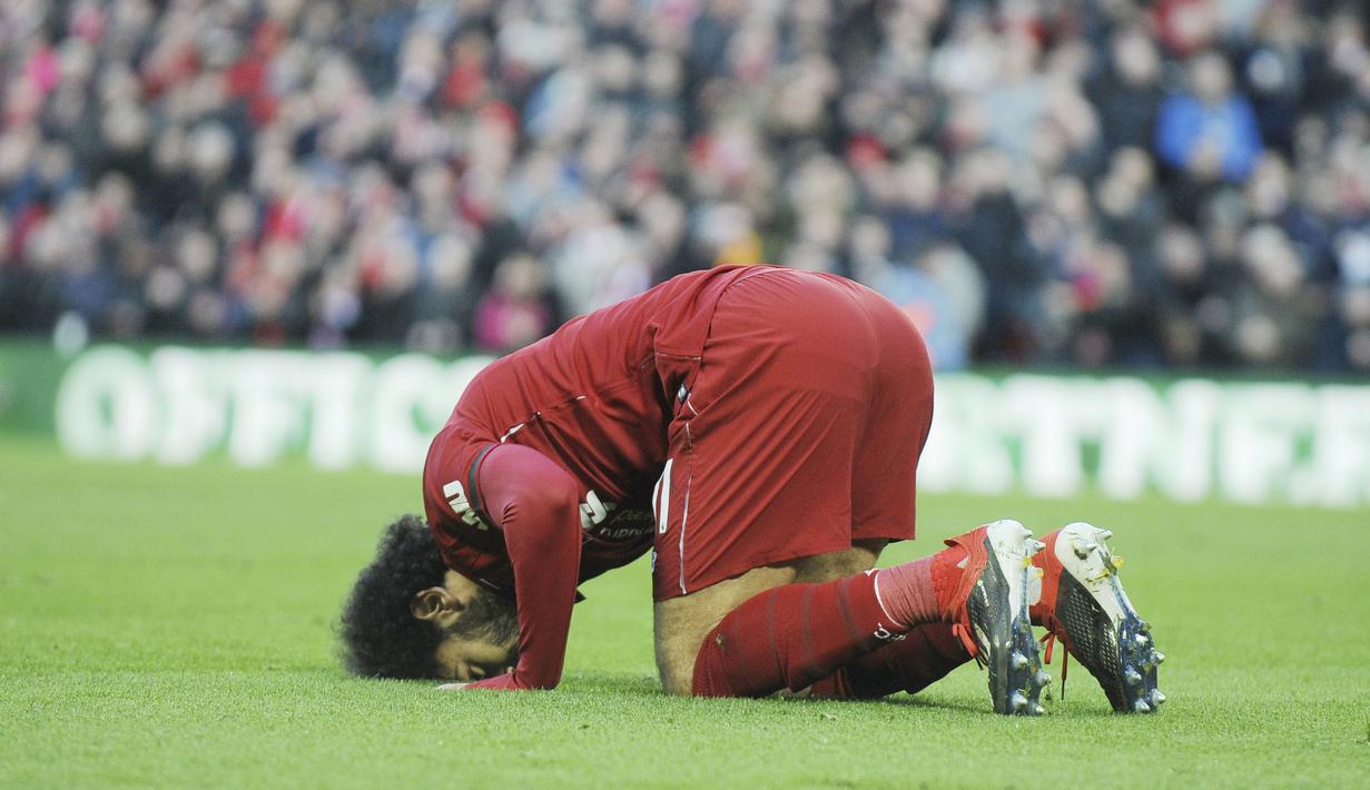 Penyerang Liverpool, Mohamed Salah, melakukan selebrasi sujud syukur usai membobol gawang AFC Bournemouth pada laga Premier League di Stadion Anfield, Sabtu (9/2). Liverpool menang 3-0 atas AFC Bournemouth. (AP/Rui Vieira)