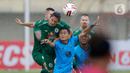 Pemain PSS Sleman, Kim Jeffrey Kurniawan (kiri) duel udara dengan pemain Persela Lamongan pada laga Piala Menpora 2021 di Stadion Si Jalak Harupat, Bandung, Minggu (28/3/2021). PSS Sleman bermain imbang atas Persela Lamongan 0-0. (Bola.com/M Iqbal Ichsan)