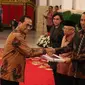 Presiden Jokowi didampingi Wakil Presiden Ma'ruf Amin dan Menkeu Sri Mulyani menyerahkan Daftar Isian Pelaksanaan Anggaran (DIPA) dan Daftar Alokasi Transfer Daerah serta Dana Desa kepada Menteri Perhubungan Budi Karya Sumadi di Istana Negara, Kamis (14/11/2019). (Liputan6.com/Angga Yuniar)