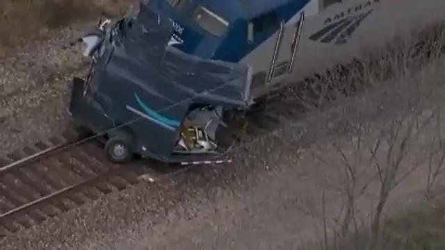 Rekaman udara beberapa saat setelah kecelakaan antara kereta Amtrak dengan mobil van kurir Amazon pada Rabu (10/10/2021) di Ixonia, Wisconsin, Amerika Serikat (CNN)