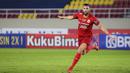 Pemain Persija Jakarta, Marko Simic melakukan selebrasi usai mencetak gol ke gawang Persib Bandung dalam laga pekan ke-12 BRI Liga 1 2021/2022 di Stadion Manahan, Solo, Sabtu (20/11/2021). (Bola.com/Bagaskara Lazuardi)