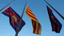 Untuk mengenang Tito Vilanova, di Stadion Camp Nou, Barcelona (25/4/2014), bendera Barcelona dan Catalunya dikibarkan setengah tiang. (REUTERS/Albert Gea)