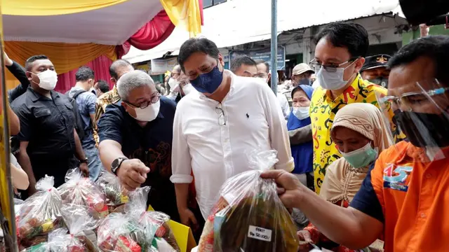 Menko Perekonomian, Airlangga Hartartosaat meninjau pasar murah di Salatiga bersama Wakil Menteri Perdagangan Jerry Sambuaga.