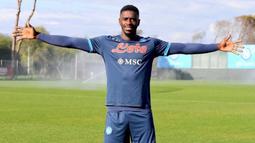 Axel Tuanzebe. Bek tengah Inggris berusia 24 tahun yang telah memperkuat Manchester United selama 6,5 musim ini menjalani peminjaman bersama klub keduanya Napoli mulai 7 Januari 2022 hingga akhir musim. Sebelumnya ia juga sempat dipinjamkan selama 2,5 musim bersama Aston Villa. (sscnapoli.it)