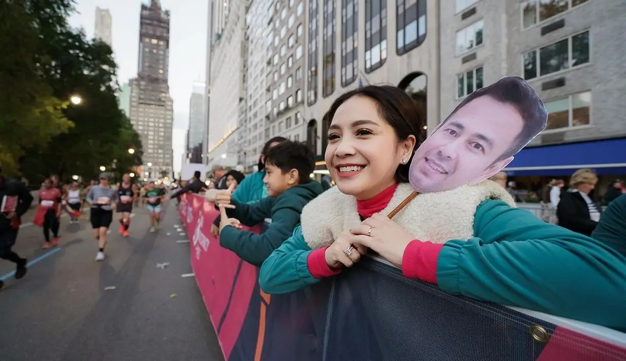 Momen kebersamaan mereka di New York pun dibagikan melalui akun Instagram pribadi mereka. Salah satu yang menarik perhatian adalah outfit yang dikenakan Nagita Slavina. [@raffinagita1717]