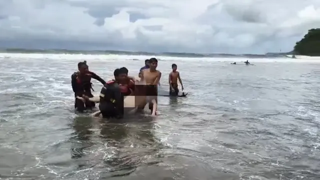 Seorang pria tanpa identitas yang disebut Mr. X, dilaporkan meninggal dunia setelah tergulung ombak besar saat berenang sendirian, Sabtu (27/12/2025).