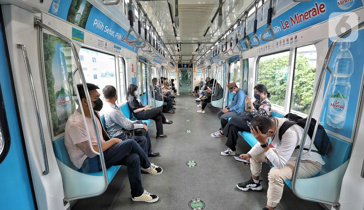 Penumpang menaiki MRT di stasiun di Jakarta, Kamis (20/10/2022). Sebelumnya, dampak penaikan harga BBM sempat dinilai ikut mendorong peningkatan volume penumpang MRT. (Liputan6.com/Angga Yuniar)