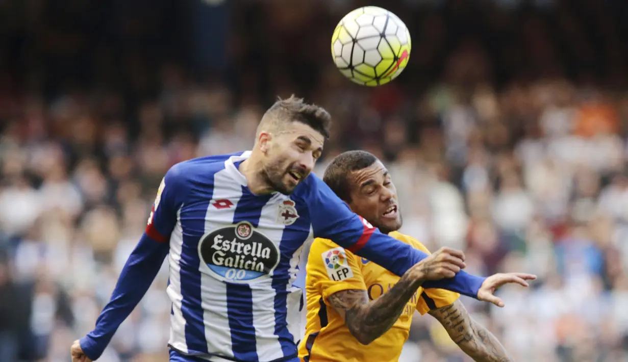 Pemain Deportivo La Coruna, Cani (kiri), berduel dengan pemain Barcelona, Dani Alves, pada lanjutan La Liga di Stadion Riazor, La Coruna, Kamis (21/4/2016) dini hari WIB. (Reuters/Miguel Vidal)