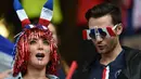 Suporter Prancis dengan gaya rambut unik tengah menanti laga grup A Euro 2016 antara Prancis vs Swiss di Stadion Pierre-Mauroy, Lille (20/6/2016) WIB. (AFP/Philippe Huguen)