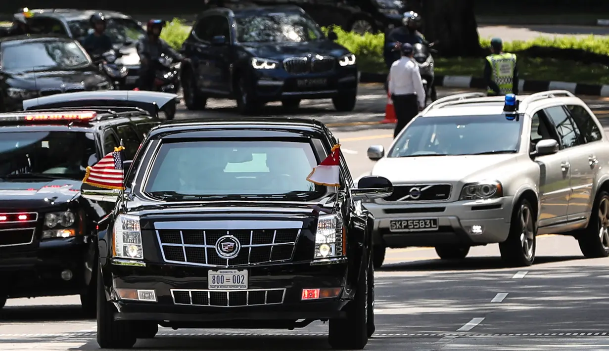 Iring-iringan mobil Presiden AS, Donald Trump memasuki kediaman resmi PM Lee Hsien Loong di Istana Singapura, Senin (11/6). Kedua tokoh tersebut akan membahas hubungan AS-Singapura yang disusul dengan makan siang bersama. (AP/Joseph Nair)