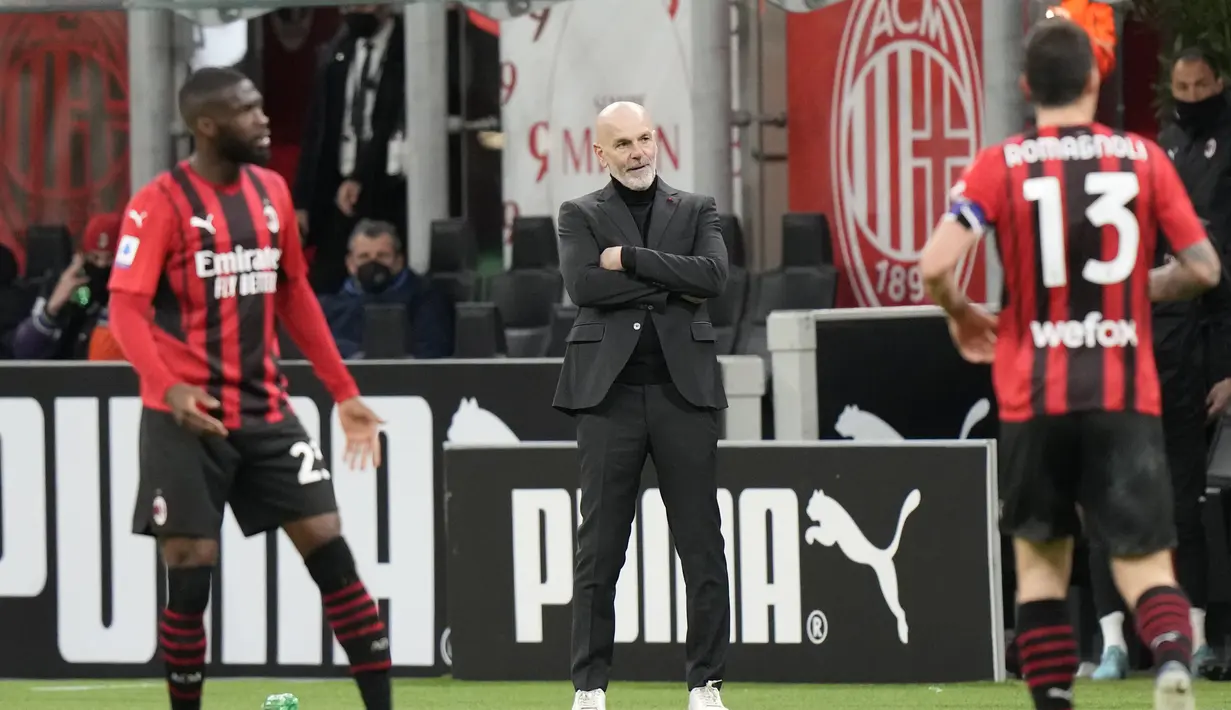 <p>Pelatih AC Milan, Stefano Pioli menyaksikan pemainnya bertanding melawan Udinese pada pertandingan lanjutan Liga Serie A Italia di stadion San Siro di Milan, Italia, Sabtu (26/2/2022). AC Milan bermain dengan Udinese 1-1. (AP Photo/Luca Bruno)</p>