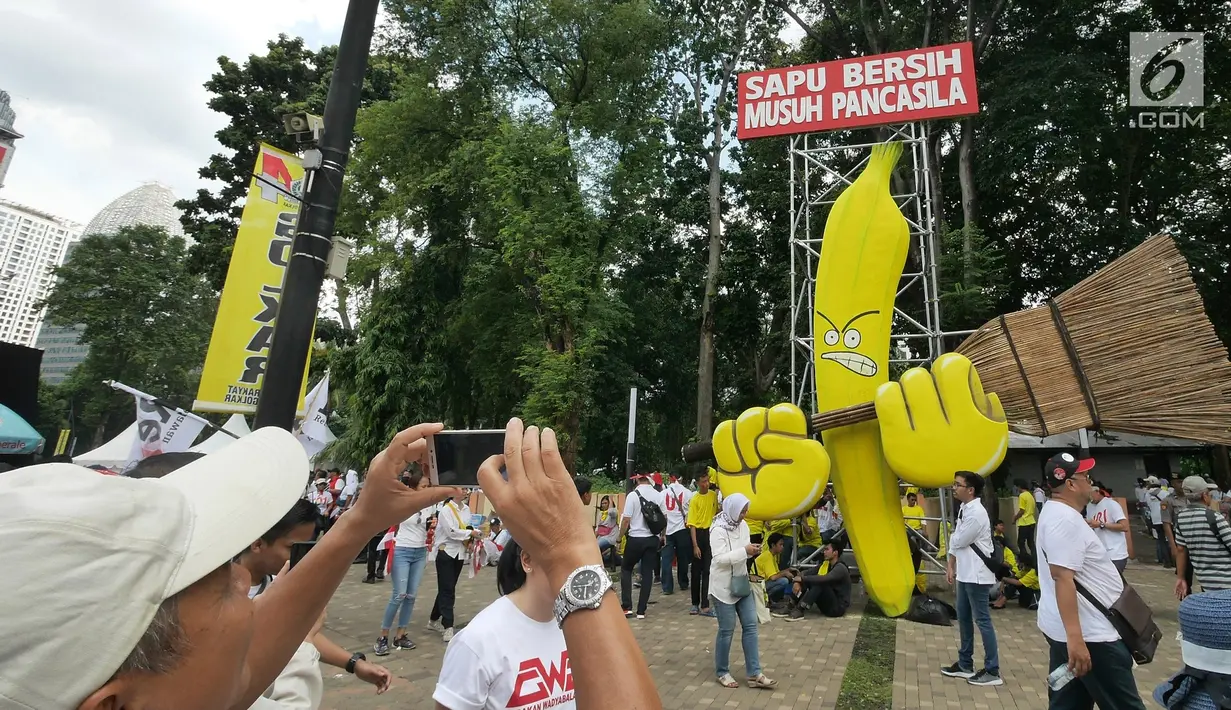 Pendukung  Joko Widodo (Jokowi)-Ma'ruf mengabadikan dekorasi Sapu Bersih Musuh Pancasila pada kampanye akbar di Stadion Utama GBK, Senayan, Jakarta, Sabtu (13/15). Kampanye yang diisi dengan konser musik dari ratusan selebritas bertajuk Konser Putih Bersatu. (Liputan6.com/Herman Zakharia)