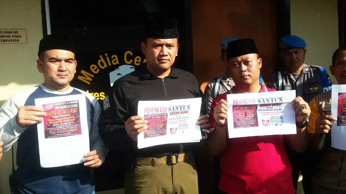 Aparat Polresta Cirebon menangkap 20 panitia kegiatan bedah buku yang diduga berbau SARA dan menyudutkan agama tertentu. (Liputan6.com/Panji Prayitno)