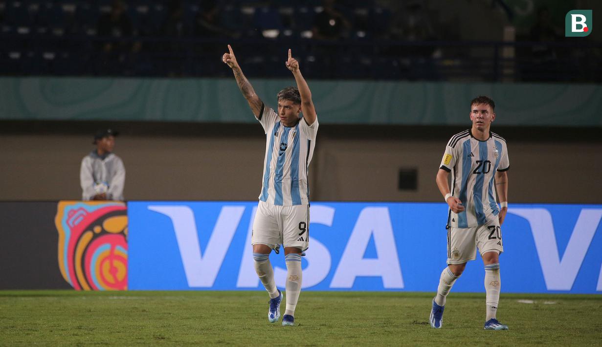 Agustin Ruberto total mencetak 3 gol bagi Timnas Argentina U-17 dari tiga laga di Grup D. Tiga gol dibagi rata dalam ketiga laga tersebut, yaitu masing-masing satu gol dicetaknya saat kalah 1-2 dari Senegal pada matchday pertama, saat menang 3-1 atas Jepang pada matchday kedua dan saat menang 4-0 atas Polandia pada matchday ketiga. (Bola.com/Ikhwan Yanuar)