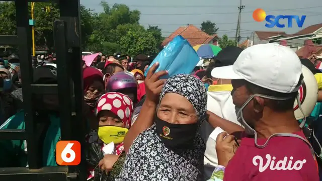 Ratusan warga dari 14 desa di Kabupaten Mojokerto, Jawa Timur, Jumat pagi mengantri tanpa jaga jarak hingga berjam-jam. Kedatangan mereka untuk mengambil bantuan sosial warga terdampak Covid-19, sebesar Rp 600 ribu di kantor kecamatan setempat.
