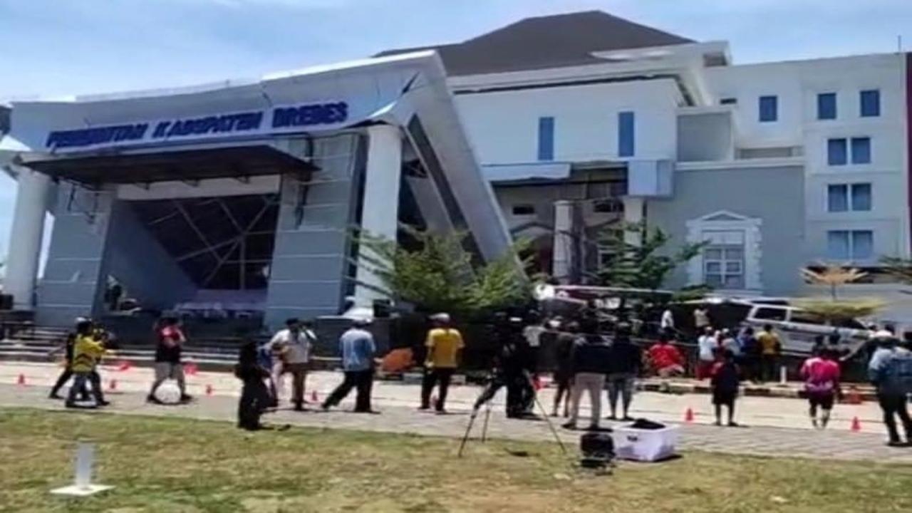 Fakta Mengejutkan: Teras Gedung KPT Brebes Ambruk Padahal Baru Setahun Diresmikan, Pemkab Selidiki Penyebabnya