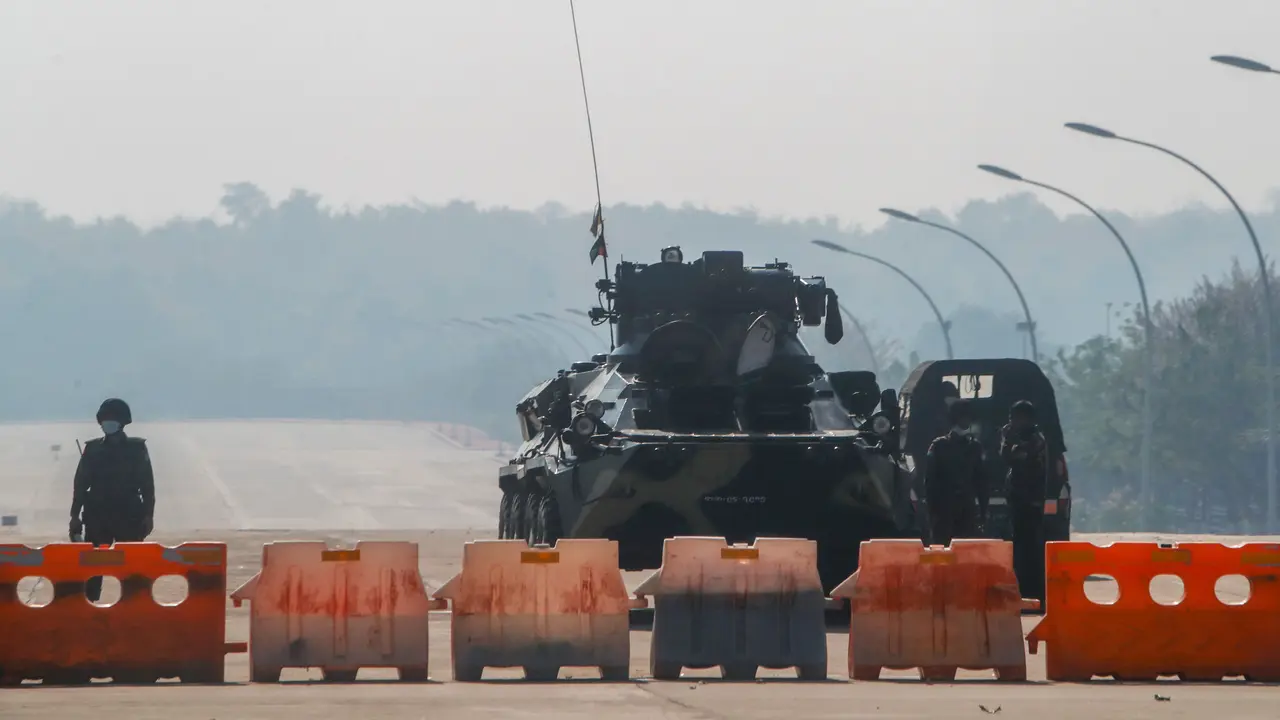 Militer Myanmar Kerahkan Kendaraan Lapis Baja Blokir Jalan Menuju Gedung Parlemen
