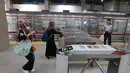 Penumpang Commuter Line melakukan tap in untuk mengakses peron di Stasiun BNI City, Jakarta, Kamis (3/9/2026). Aktivitas tersebut berlangsung setelah layanan naik dan turun penumpang dari Stasiun Karet dialihkan ke Stasiun BNI City. (KLY/Budy Santoso)