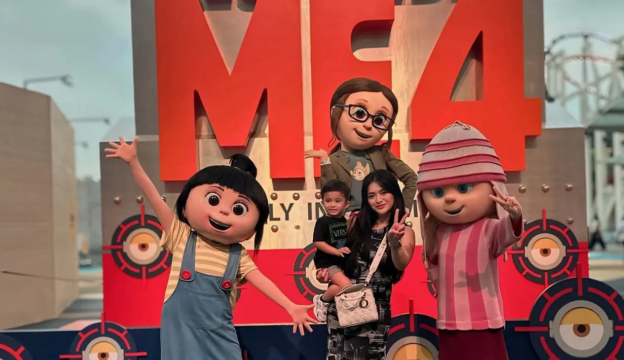 Dalam liburannya di Negeri Singa, Nathalie mengajak Adzam mengunjungi Universal Studio yang memang menjadi tempat wisata pilihan keluarga. Mengunjungi berbagai spot menarik yang ada sosok karakter yang disukai Adzam, keduanya pun abadikan momen bersama. (Liputan6.com/IG/@nathalieholscher)