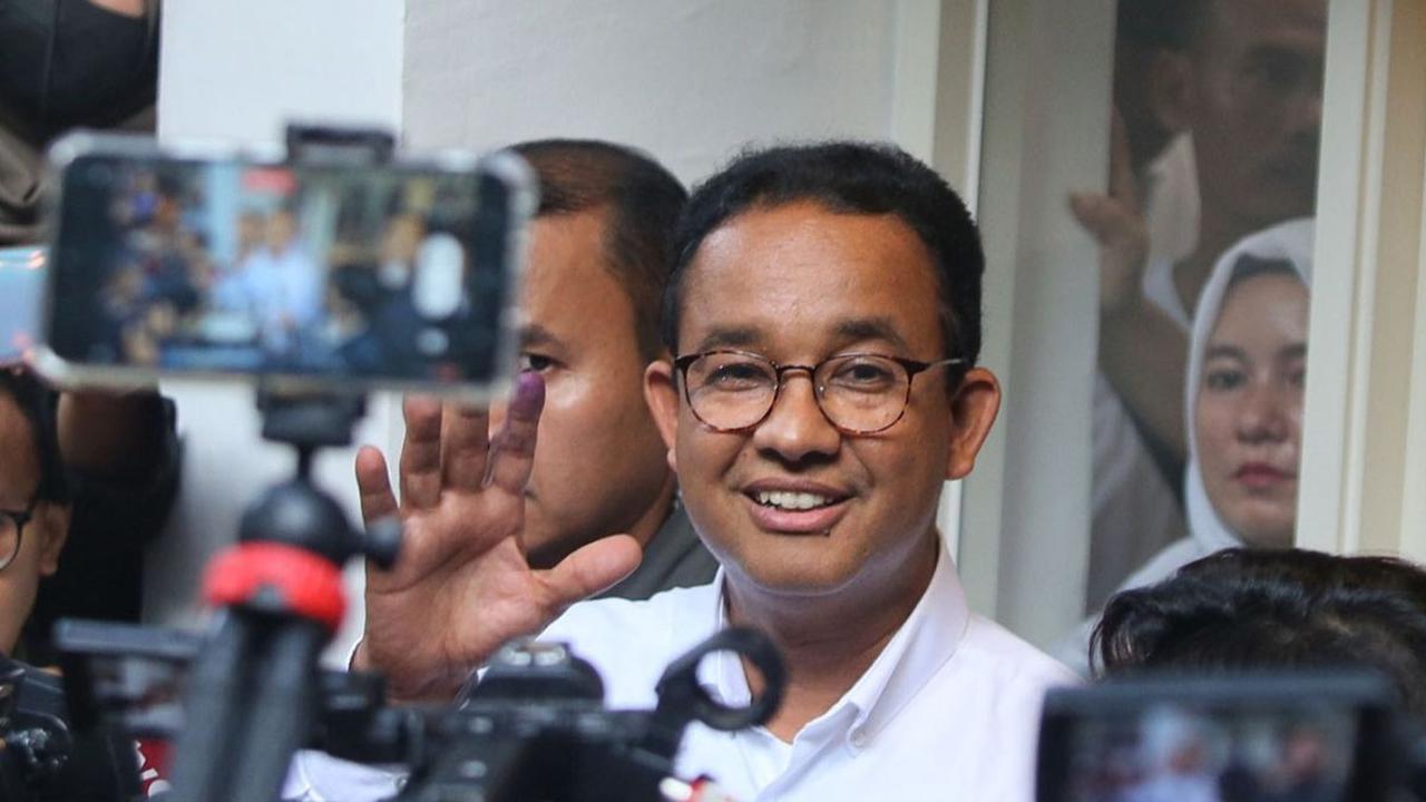 Calon presiden nomor urut 1, Anies Baswedan meninggalkan markas pemenangan Timnas Anies-Muhaimin (Amin) seusai hasil hitung cepat atau quick count Pilpres 2024, di Jalan Diponegoro, Menteng, Jakarta, Rabu (14/2/2024). Liputan6.com/Angga Yuniar