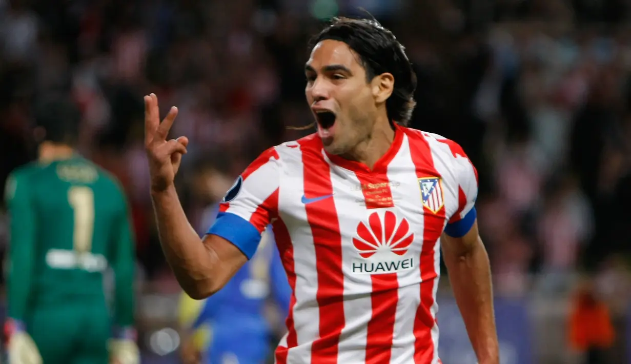 Radamel Falcao. Striker Kolombia berusia 36 tahun yang kini menjalani musim pertama di Real Valladolid ini terlebih dahulu berseragam Atletico Madrid selama 2 musim, 2011/2012 dan 2012/2013. Ia total tampil 91 laga di semua ajang dengan torehan 70 gol dan 9 assist. (AP/Claude Paris)