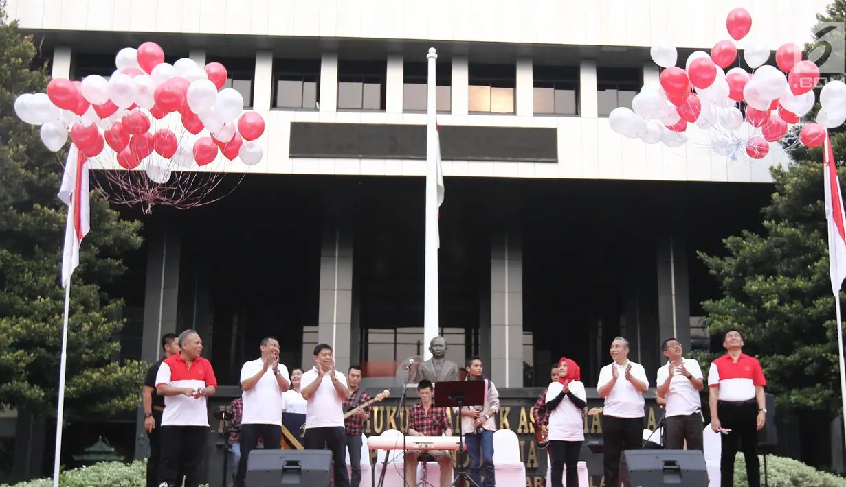 Para pejabat Kemenkumham melepas balon sebagai tanda mulainya acara lomba melukis massal di depan Kemenkumham, Jakarta, Minggu (13/8). Lomba melukis massal itu mengangkat tema "Merdeka Jiwa Raga Berkarya untuk Indonesia." (Liputan6.com/Herman Zakharia)