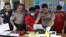 Kabid Humas Polda Metro Jaya Kombes Pol Argo Yuwono dan Direktur Polair Polda Metro Jaya Iwan R.A saat rilis pemalsuan Surat Keterangan Kecakapan (SKK) untuk Nahkoda Kapal, Jakarta, Kamis (1/3). (Liputan6.com/Arya Manggala)