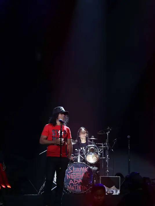 "Iya karena kita respect aja sama band ini, dan ini (SO7) kan udah beberapa puluh tahun dilihat dipanggung juga masih asik. Masih keren, nggak jadi alay," tandas Kaka tersenyum. (Nurwahyunan/Bintang.com)