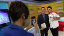 Kehadiran pebalap Rio Haryanto tak luput membuat sejumlah kru dari Bola.com, Liputan6.com dan SCTV memintanya untuk foto bareng disela-sela kunjungannya ke SCTV Tower, Jakarta, Jumat (31/8/2015).  (Bola.com/Vitalis Yogi)