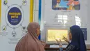 Berbagai sarana dan prasarana yang sudah disiapkan pihaknya untuk memfasilitasi penyandang disabilitas, mulai dari guiding block untuk memandu tuna netra, hingga ketersediaan kursi roda serta tongkat untuk membantu mereka yang kesulitan berjalan. (merdeka.com/Arie Basuki)
