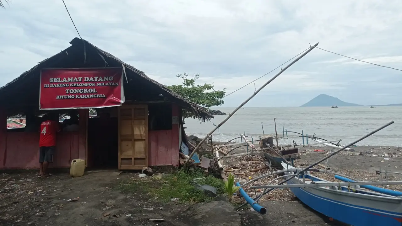 Sejumlah nelayan memarkir perahu mereka di pesisir Pantai Manado akibat cuaca yang buruk.