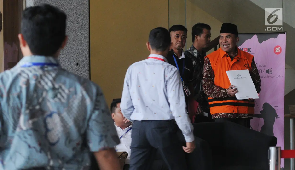 Bupati Jepara Ahmad Marzuqi (kanan) mengenakan rompi tahanan usai menjalani pemeriksaan di Gedung KPK, Jakarta, Senin (13/5/2019). KPK menahan Ahmad Marzuqi untuk mempermudah pemeriksaan tekait kasus dugaan suap. (merdeka.com/Dwi Narwoko)