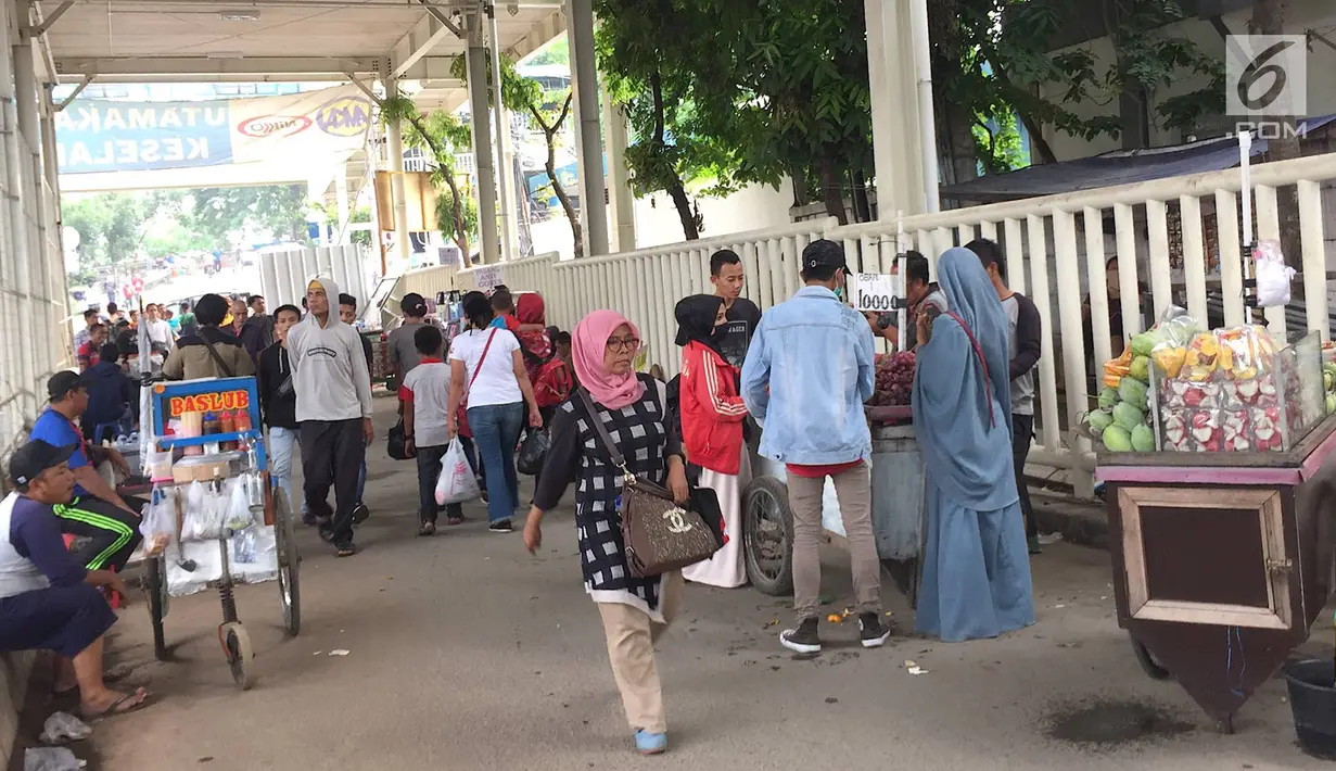Suasana kolong skybridge atau Jembatan Penyebrangan Multifungsi (JPM) Tanah Abang, Jakarta, Rabu (7/11). Molornya pembangunan skybridge menyebabkan PKL kembali menjajakan dagangannya, meskipun dilarang Pemprov DKI Jakarta. (Liputan6.com/Immanuel Antonius)