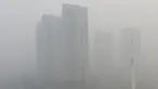 Kabut asap terlihat menutupi udara di Beijing, China, Senin (30/11). Pemerintah setempat mengumumkan keadaan siaga dan menyarankan warga Beijing untuk tetap berada dalam rumah karena kandungan polusi udara yang berbahaya. (CHINA OUT AFP PHOTO)