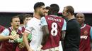 Gelandang Liverpool, Emre Can, beradu argumentasi dengan pemain West Ham, Cheikhou Kouyate, pada laga Liga Premier Inggris. The Reds gagal meneruskan hasil positif yang sebelumnya meraih dua kemenangan beruntun. (Reuters/John Sibley)