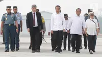 Jokowi sempat berbincang-bincang terlebih dahulu dengan Dubes Palestina untuk Indonesia Zuhair Al Shun, lalu mengecek sejumlah bantuan yang akan dikirim ke Palestina. (Liputan6.com/Herman Zakharia)