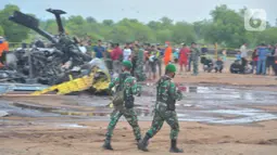 Suasana area helikopter MI-17 v 5 HA 5142 milik TNI AD yang terjatuh di kawasan industri Kendal, Jawa Tengah, Sabtu (6/6/2020). Helikopter tersebut sedang melaksanakan misi latihan terbang sebagai bagian dari program Pendidikan Calon Perwira Penerbang 1. (Liputan6.com/Gholib)