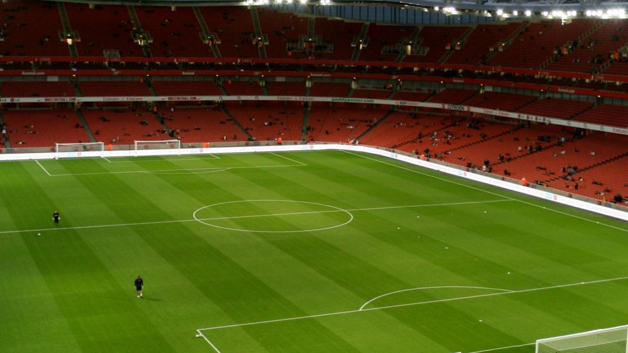 Liga Premier Inggris menjadi salah satu kompetisi sepak bola paling banyak ditonton di layar kaca. Pertandingan-pertandingan seru berlangsung tiap pekan di stadion-stadion yang megah dengan segala riuh gemuruh penonton.

Faktor kenyamanan dan keamanan p