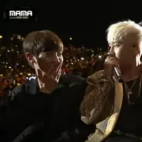 Seungri dengan tingkah konyolnya saat acara MNet Asian Music Awards 2015 berlangsung, duduk di pangkuan Sehun `EXO`.