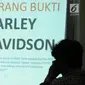 Pewarta melihat layar yang menampilkan barang bukti dugaan suap yang melibatkan auditor Badan Pemeriksa Keuangan di Gedung KPK, Jakarta, Jumat (22/9). (Liputan6.com/Helmi Fithriansyah)