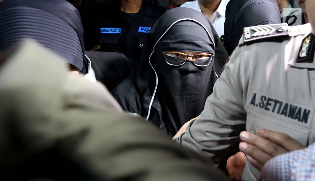 Mantan Wakil Direktur Keuangan Permai Group, Yulianis dikawal ketat saat memenuhi panggilan Pansus hak angket untuk KPK di Gedung Nusantara, Senayan, Jakarta, Senin (24/7). (Liputan6.com/Johan Tallo)