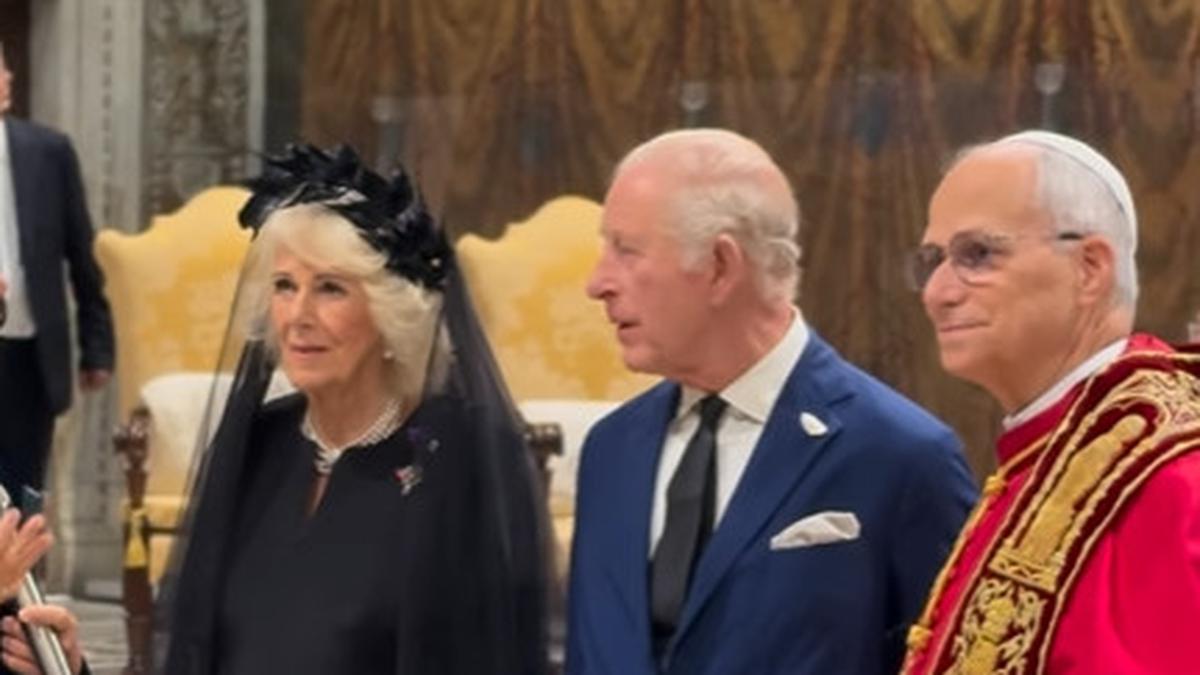 Ikuti Protokol, Ratu Camilla Temui Paus Leo XIV di Vatikan dalam Balutan Gaun Hitam dan Bros Rp881 Jutaan